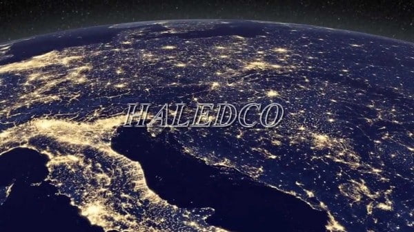Bản đồ đèn led trên Trái đất từ vệ tinh cho chúng ta thấy được một góc khác hoàn toàn của thế giới. Các vùng đất cũng như đô thị trên khắp thế giới đều được chiếu sáng bởi hàng triệu đèn led, tạo nên một bức tranh vô cùng lung linh và độc đáo.