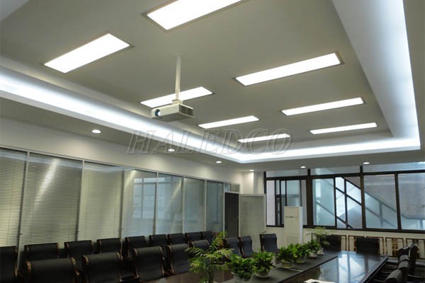 Ứng dụng đèn LED panel 300x1200 chiếu sáng phòng họp