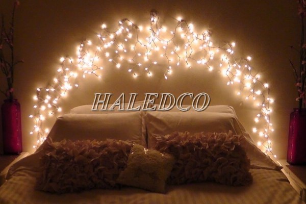 Ánh đèn LED dây vàng tạo không gian phòng ngủ thêm phần vintage, ấm áp