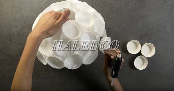 Cách làm đèn lồng bằng đế bánh giấy nến